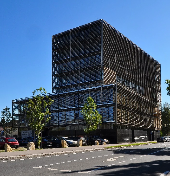 Gerichtsgebäude mit Lamellenfassade