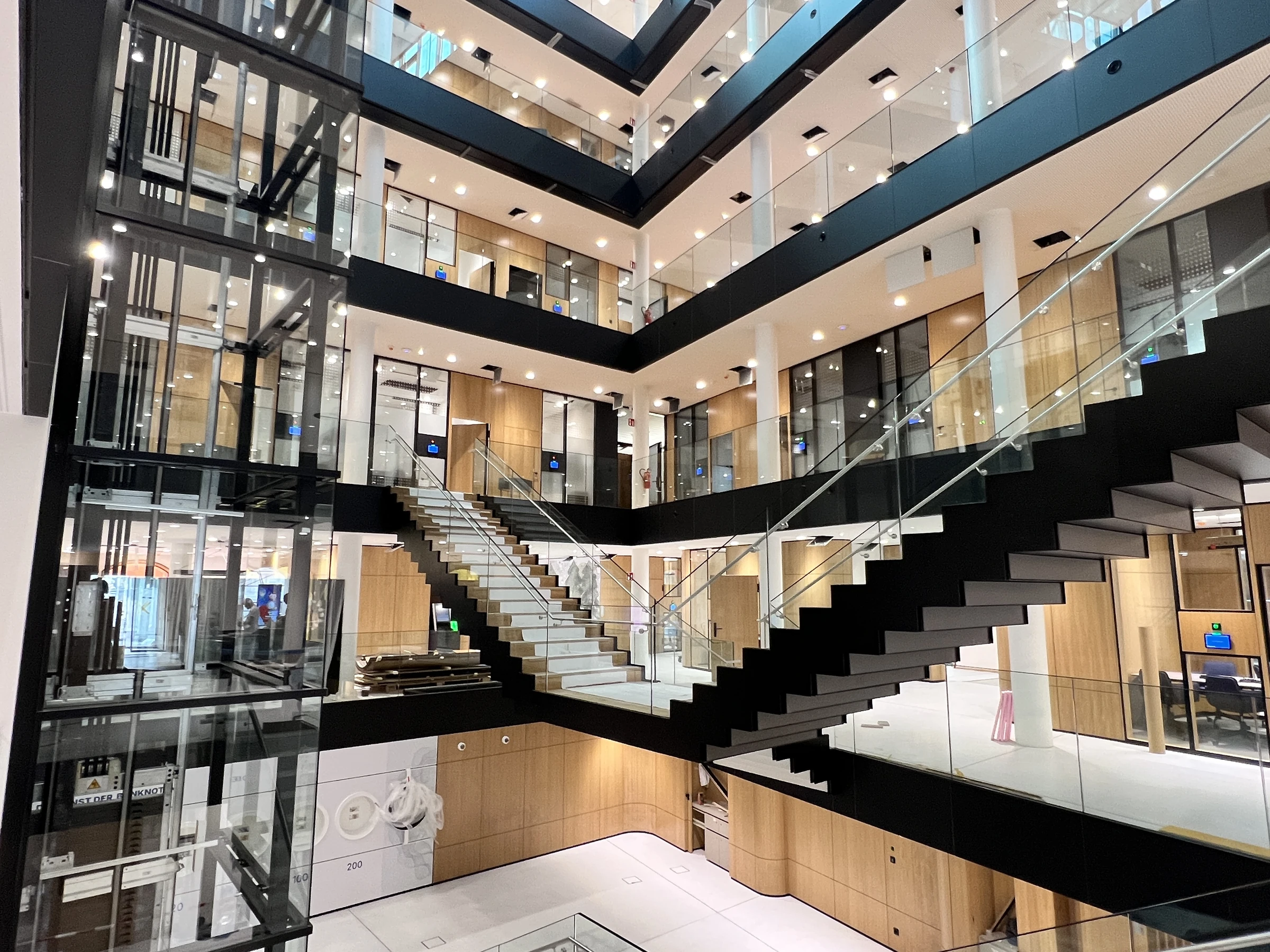 Atrium mit Treppe und gläsernem Lift