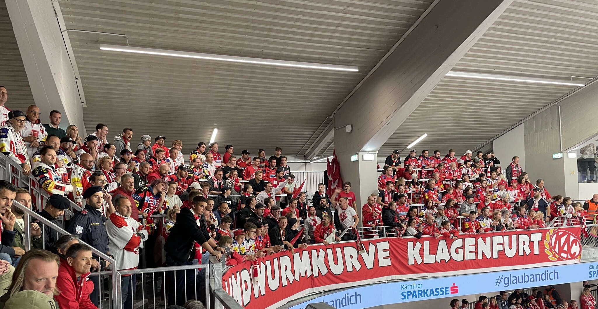 Die Stehplätze: der optimale Platz für die Fanclubs der Rotjacken