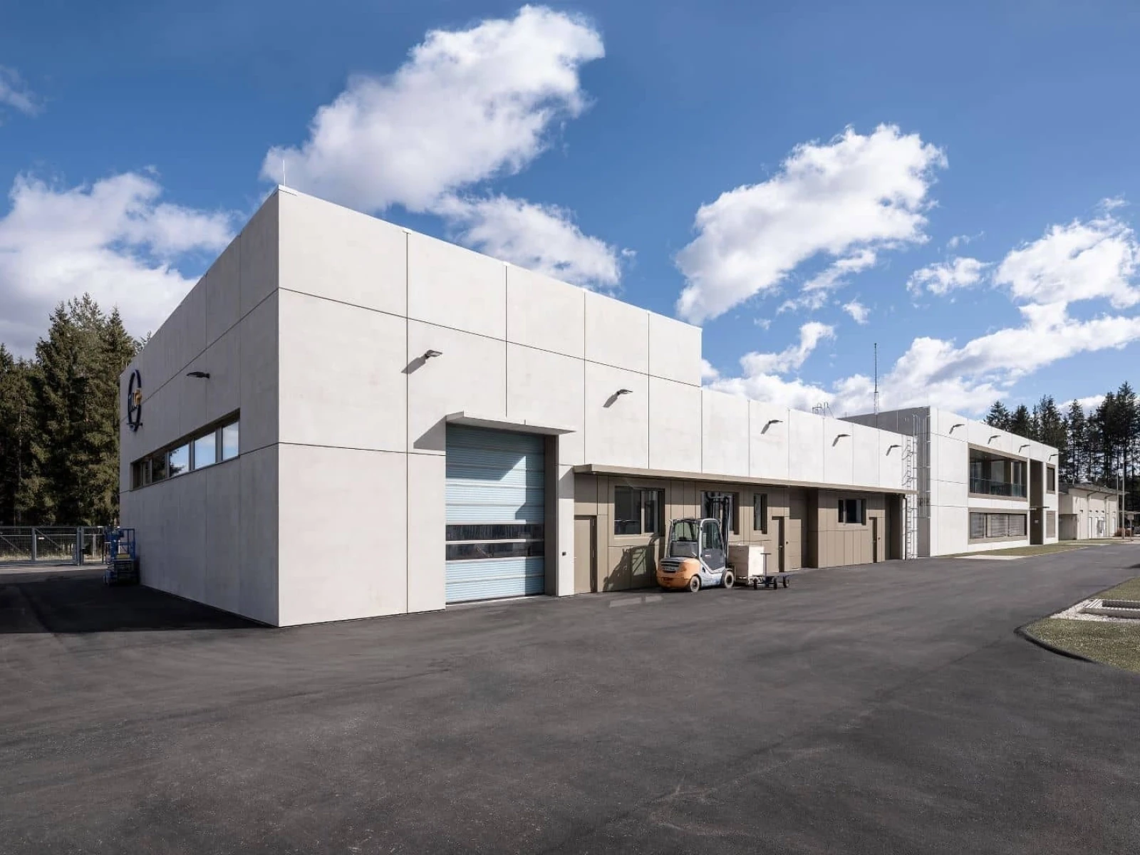Lagerhalle und Werkstättentrakt