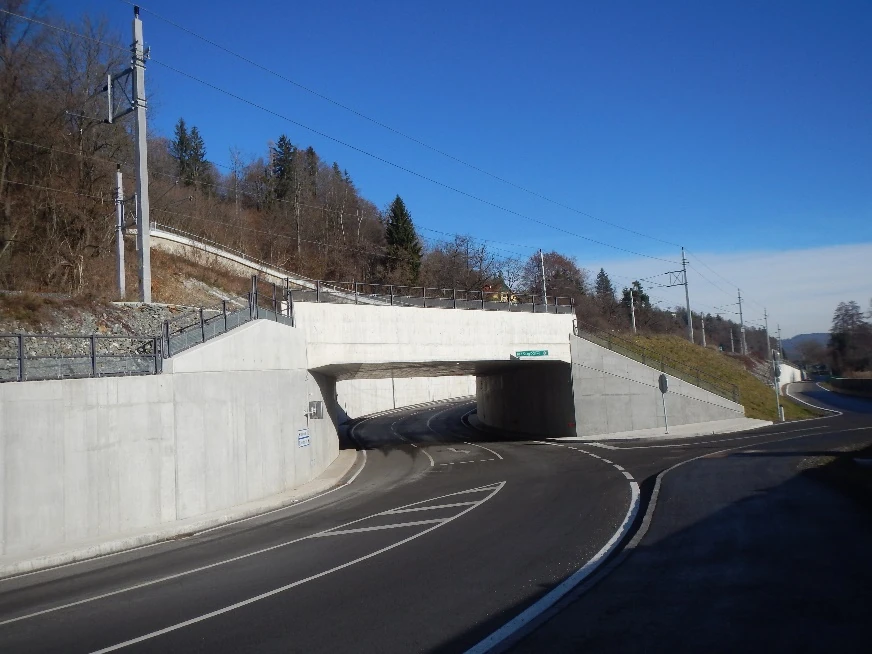 Neue Straßenunterführung der B83