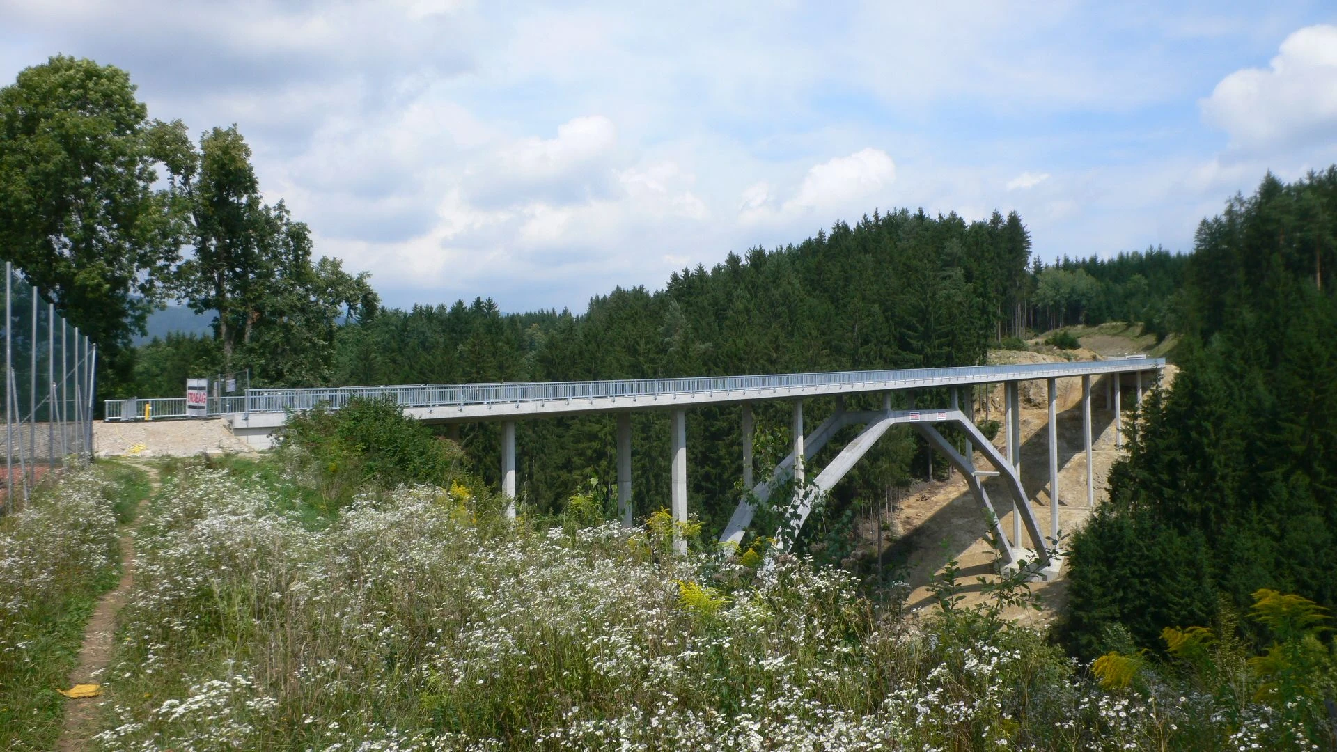 Fertige Wildbrücke über den Mühlgraben